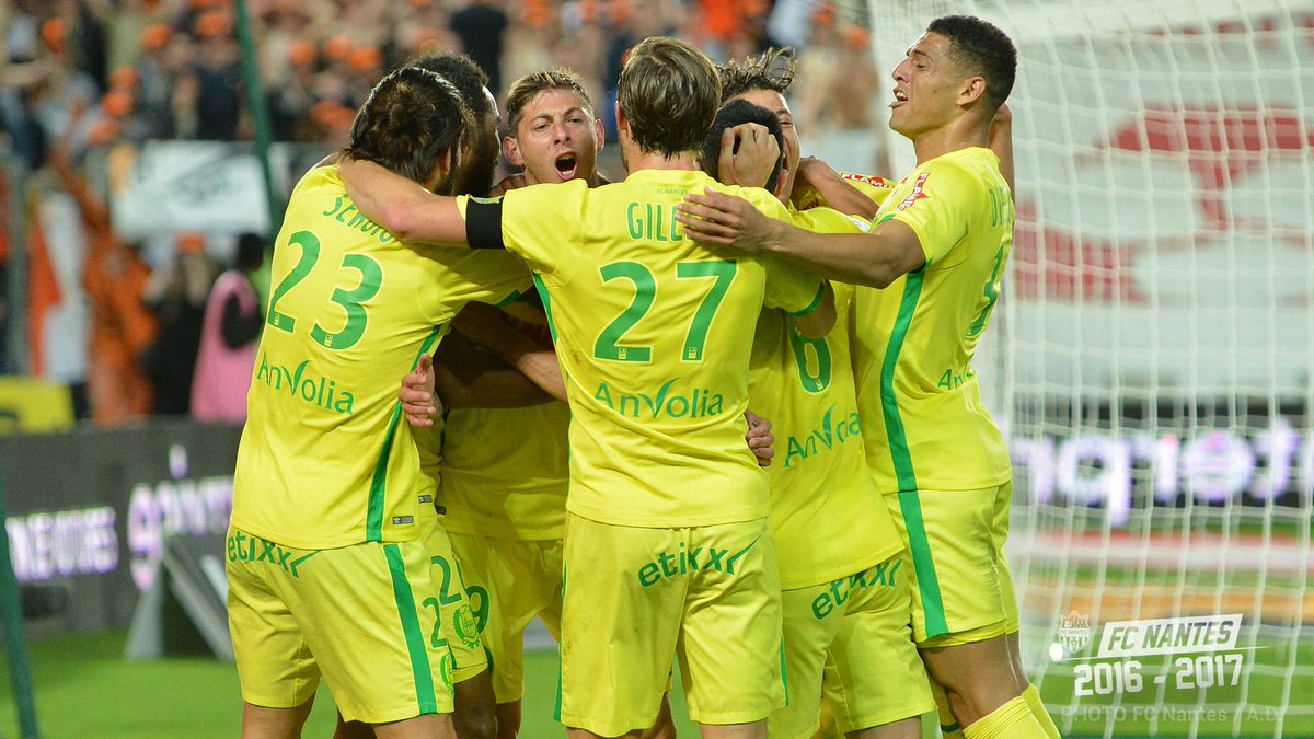 supplensois's tweet photo. #PrayForSala #Nantes #Ligue1 #DominosLigue2 #RCLens #RCLASB Guillaume Gillet : « Le but, c’est une façon d’avoir une pensée pour Emiliano Sala »  https://t.co/cTuIHubRl7 https://t.co/kmDbo5Y1NC