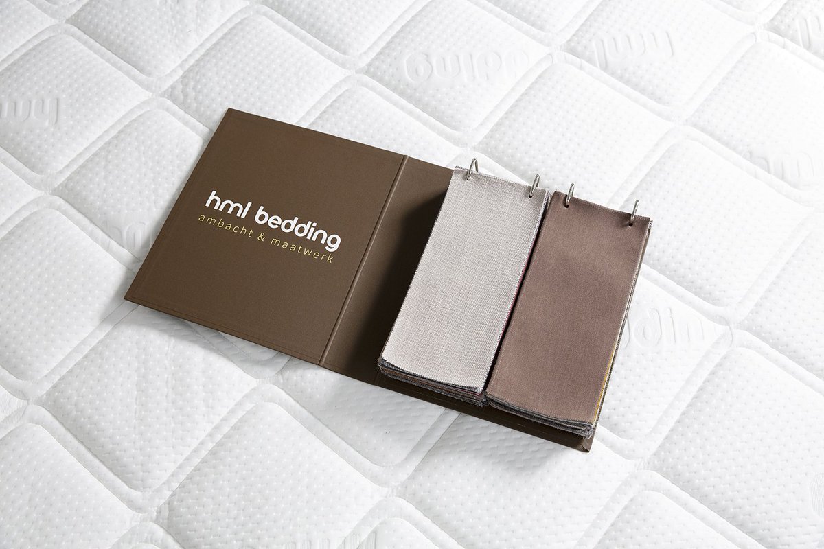 Een kleine greep uit onze royale stoffencollectie waarmee we onze #boxsprings, #matrassen, hoofd-/voetborden en accessoires kunnen bekleden. Afgebeeld zijn de stoffen Casa 180 Dolphin (links) en Delta 15 Brown (rechts).
#hmlbedding ambacht&amp;maatwerk