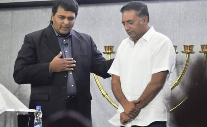''അയ്യപ്പന്‍ ദൈവമാണെന്നു ഞാന്‍ വിശ്വസിക്കുന്നില്ല... '' - പ്രകാശ് രാജ്..

പക്ഷേ സുവിശേഷ കച്ചവടം നടത്തുന്ന പെന്തക്കോസ്ത് പാസ്റ്ററെ നല്ല വിശ്വാസവാ... ഈ കള്ള നാണയങ്ങളുടെ പുരോഗമനവാദം തൊള്ള തൊടാതെ വിഴുങ്ങുന്ന എല്ലാ മതേതരര്‍ക്കും സമര്‍പ്പയാമി....

( w/a)