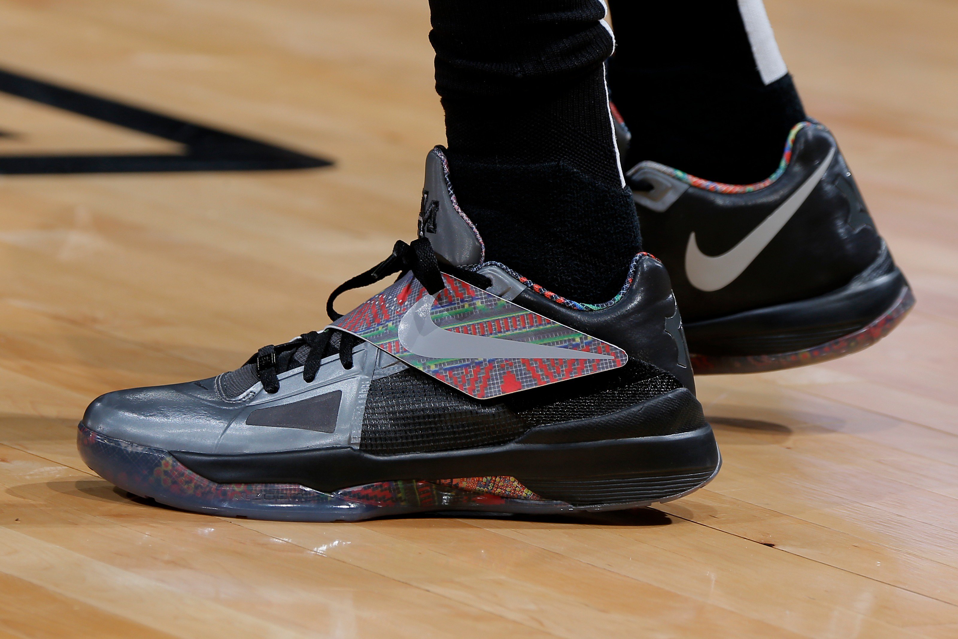 Arbeid vrachtauto Eeuwigdurend B/R Kicks on Twitter: ".@swipathefox brought out the Nike KD 4 "BHM"  against San Antonio. 🔥 https://t.co/FQFxV7fVaV" / Twitter