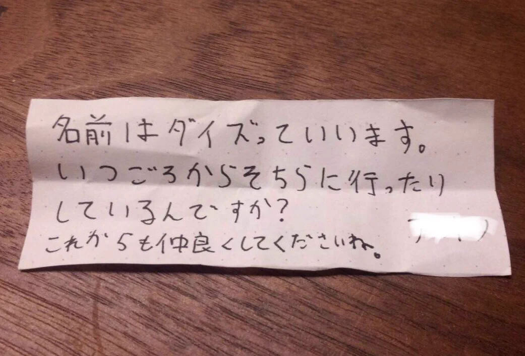 家によく遊びにくるネコの首輪に手紙を結びつけてみたら、返事来たｗｗｗ