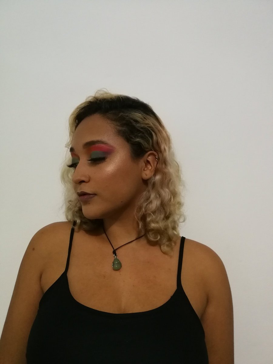 InfelizDes's tweet photo. Today I tried something new. I guess I still have a long way to go on this makeup thing. I'm having fun tho. #makeupnewbie https://t.co/P5oAQ2Mwcw