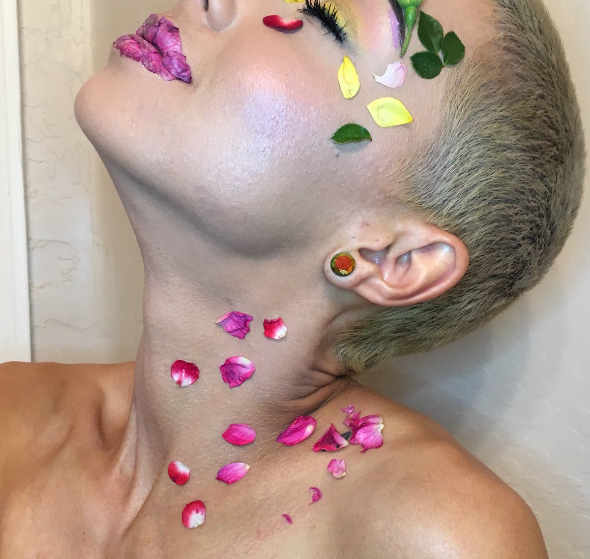 OFFICIALWIGGY's tweet photo. @JeffreeStar @JeffreeStar 
Been an a1 since day1 of your MySpace days. XoXo 😘 
I’ve been doing makeup professionally as a licensed MUA since 2013🎨 but my IG following is small so I’m a “smaller artist” with huge dreams.💖
https://t.co/eLtCsqeOSE 
🍭Here’s some of my creations: https://t.co/GISp6t9MaT