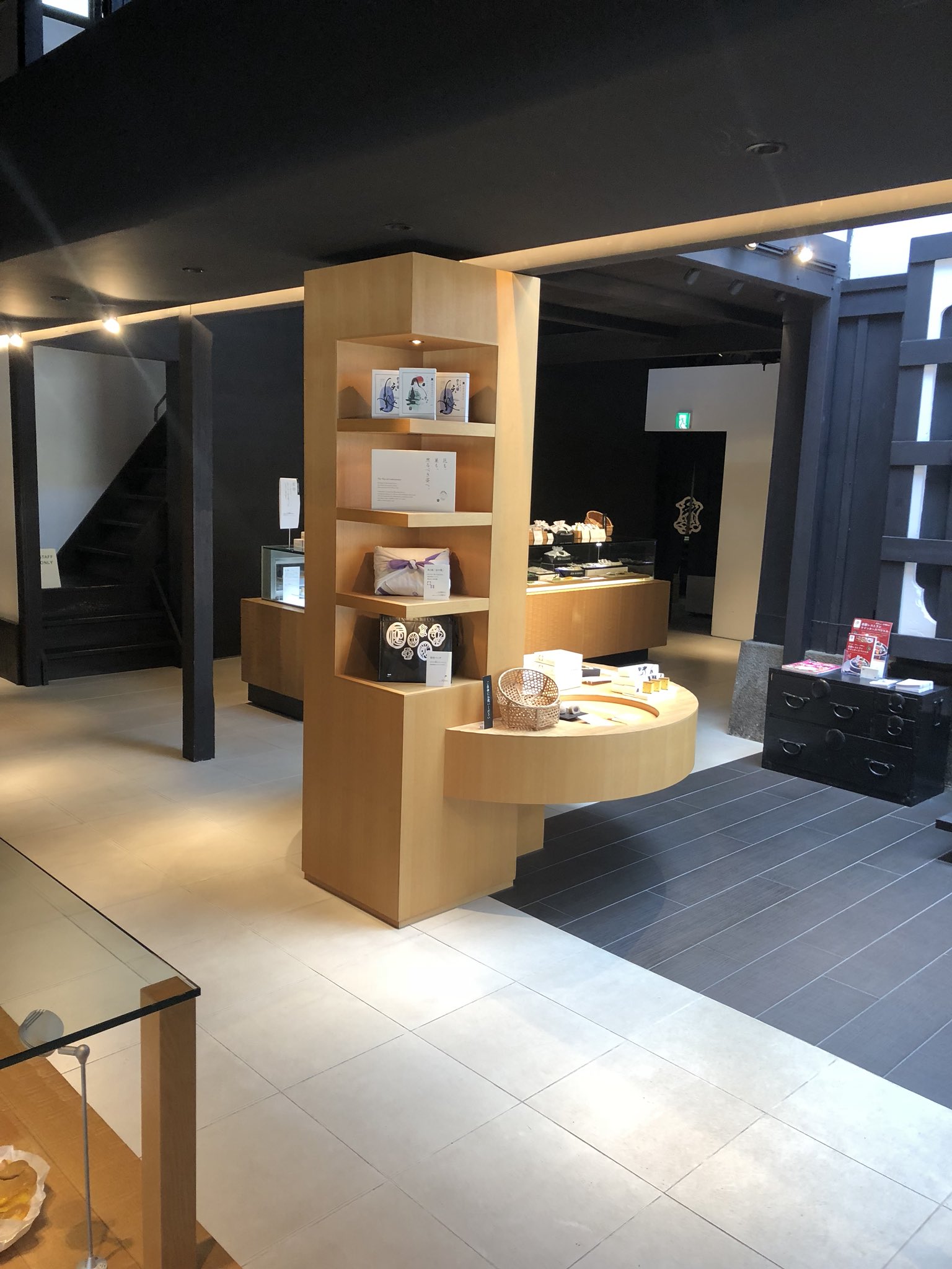 御菓子司 和泉屋 公式 和泉屋連休で 京都でお菓子屋巡りしております めっちゃくちゃオシャレな和菓子屋だわ T Co Gm2rt0cppy Twitter