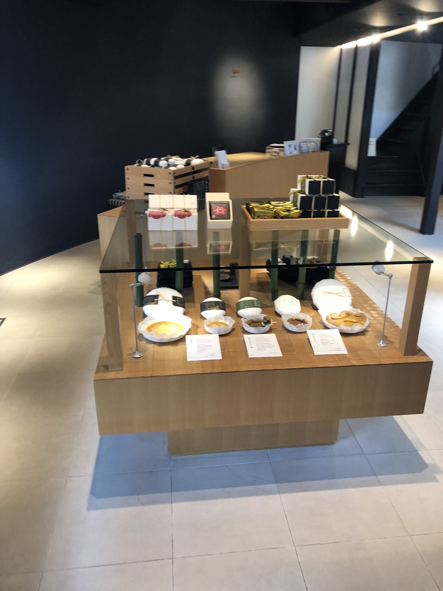 御菓子司 和泉屋 公式 和泉屋連休で 京都でお菓子屋巡りしております めっちゃくちゃオシャレな和菓子屋だわ T Co Gm2rt0cppy Twitter