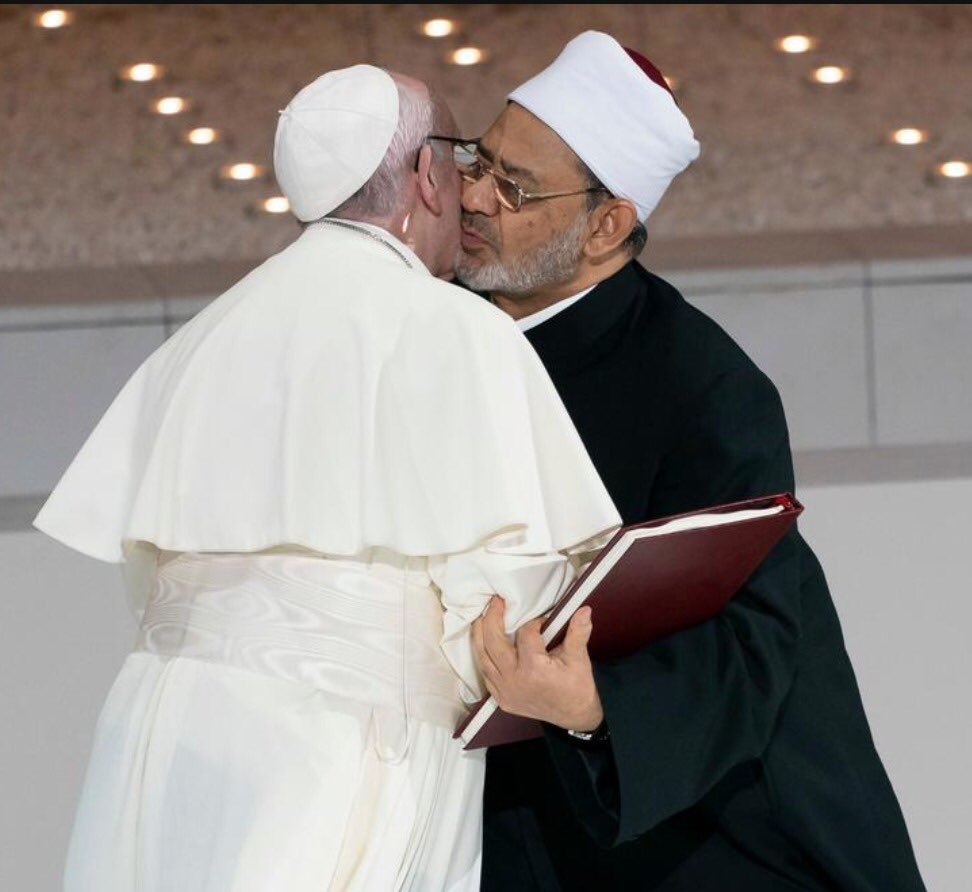 aciprensa's tweet photo. El Papa Francisco y el Gran Imán de Al-Azhar, Ahmed Al-Tayeb, se abrazan tras firmar una histórica declaración conjunta rechazando toda violencia en nombre de la religión. #PopeFrancisInUAE 📷 UAE Ministry of Presidential Affairs https://t.co/uG1rLU63Q4
