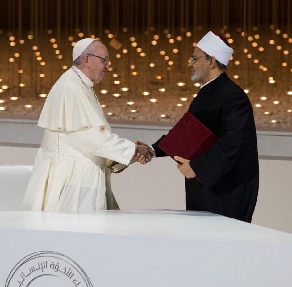 aciprensa's tweet photo. El Papa Francisco y el Gran Imán de Al-Azhar, Ahmed Al-Tayeb, se abrazan tras firmar una histórica declaración conjunta rechazando toda violencia en nombre de la religión. #PopeFrancisInUAE 📷 UAE Ministry of Presidential Affairs https://t.co/uG1rLU63Q4