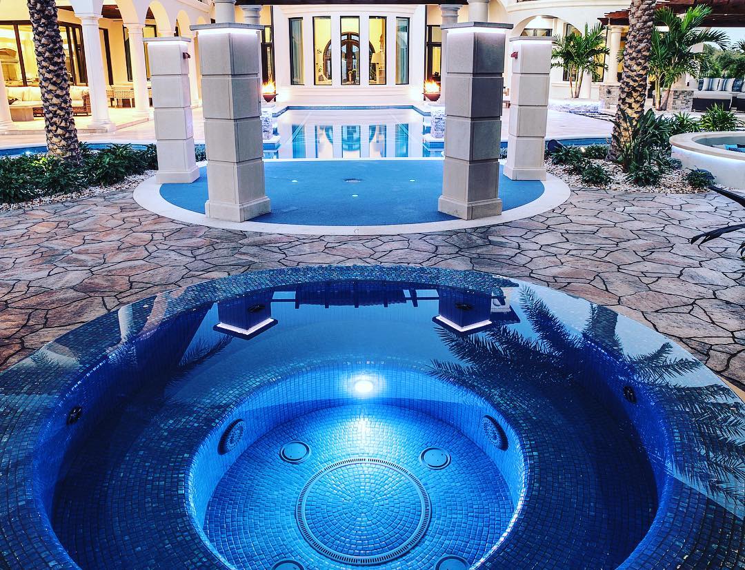 ryanhughespools's tweet photo. Letβs reflect. #spa #loungepool #tampaluxuryhomes #sunshelf #luxurypools #splashpad #hardscape https://t.co/53RBOWuKB3