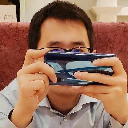 SplashByte's tweet photo. Xiaomi Mi 9, se deja ver.

El próximo flagship de Xiaomi se filtra gracias a la red social china Weibo. En las imágenes filtradas se puede observar como se suma al triple cámara y llevará el lector de huellas bajo la pantalla.
#splashbyte #xiaomimi9 #xiaomi https://t.co/ndg4cAVDe3