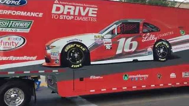 Los diseños de los transportadores en NASCAR ya son nadamas que mercadotecnia😒, se olvidan de lo que la gente quiere ver... el auto de carreras de su idolo, no saben la increible sensacion de encontrarse uno de estos en la autopista 😍