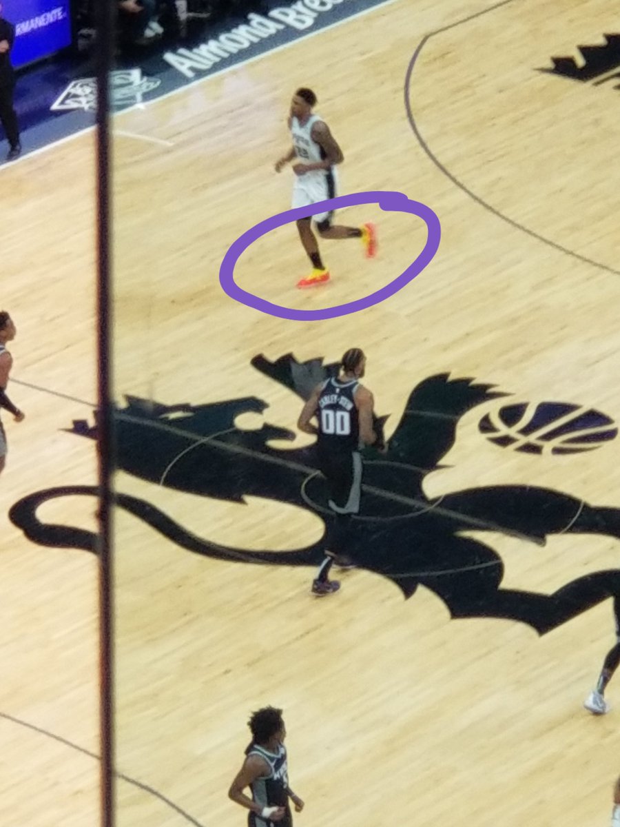 vlovbg's tweet photo. I like @RudyGay but why are you wearing candy corns? #SASvsSAC #269DaysUntilHalloween #SacramentoProud #SASvsSAC https://t.co/lxuZHJURYg