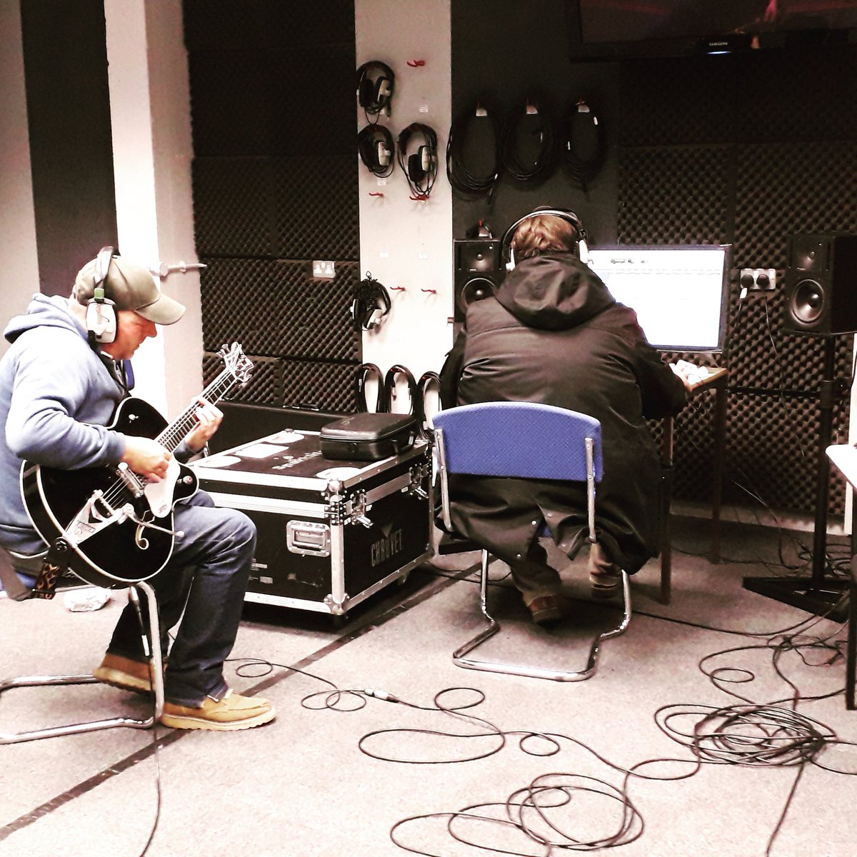 hellfiredeville's tweet image. Hellfire guitar goin down for our forthcoming album SCREAM AND SCREAM AGAIN  !! #hellfiredevilles #rockabilly #psychobilly #killerbilly #killerbilly #rockandroll #gretschguitars #tvjonespickups #fenderamps #straycats #recording