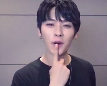 WooknowTH's tweet photo. "ที่รักทำไรอยู่คิดถึงจังครับ"
"พี่หมี ดูปากนะ"
"คร้าบ"
"ใครที่รักมึง"
"....... กูโดนอีกแล้ว"

#WooKnow #อูลี #WooKnowFIC https://t.co/z5blXStMJP