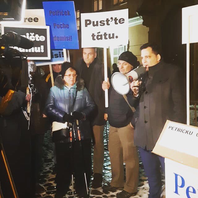 TomasZdechovsky's tweet photo. Díky všem, co jste včera dorazili před francouzskou ambasádu protestovat za propuštění Jiřího #Sagan Vyzval jsem @TPetricek k zasazení se, aby byl co nejdříve převezen do ČR. #freesagan https://t.co/EwmCNp1QY1 @via @echo24cz https://t.co/hLf07qJhsv