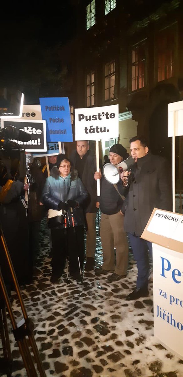 TomasZdechovsky's tweet photo. Díky všem, co jste včera dorazili před francouzskou ambasádu protestovat za propuštění Jiřího #Sagan Vyzval jsem @TPetricek k zasazení se, aby byl co nejdříve převezen do ČR. #freesagan https://t.co/EwmCNp1QY1 @via @echo24cz https://t.co/hLf07qJhsv