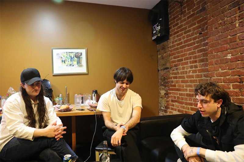 The Young Art Journalism Feed &amp; Awards (#YAJA) is alive and kicking. The first entry for 2019 is already in: 'Profile: @BeachFossils at Bottom Lounge' by <a href="/MedillSchool/">Northwestern Medill</a> of Journalism student Ellise Schafer. artnewsportal.com/art-news/profi…