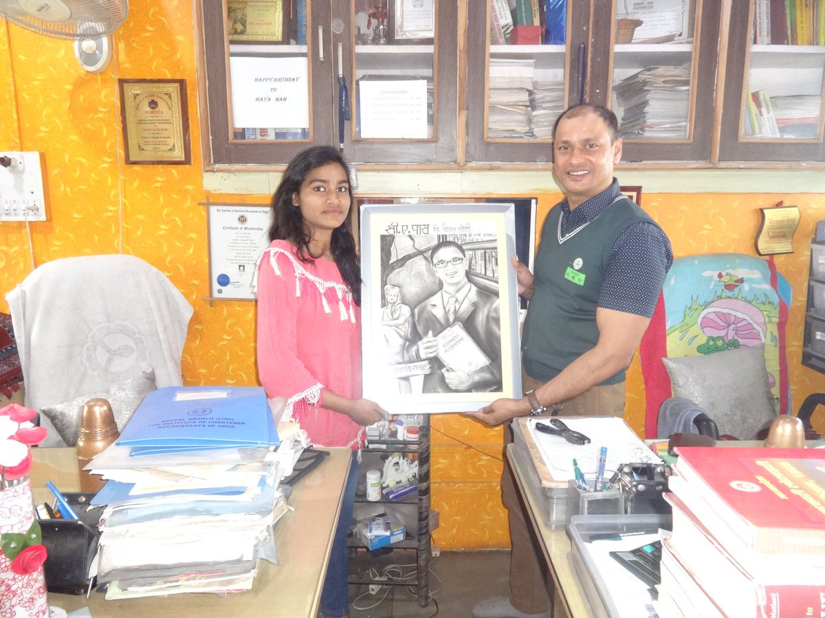 CaMukeshRajput_'s tweet image. मिस. निशा तिवारी (स्टूडेंट वूमेन पॉलीटेक्निक्स भोपाल) ने सीए पास रियल स्टोरी-बुक के लेखक को दुनिया की सबसे खूबसूरत स्कैच भेंट की है, हम बहुत अपने आप को गौरान्वित्त महसूस कर रहे
स्थान: मय ऑफिस - भोपाल 04-02-2018
#Nisha #Tiwari #CaPass #CaMukeshRajput #Mittal #Govt #Polytechniques