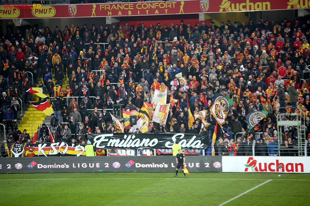 supplensois's tweet photo. #PrayForSala 🙏 #Ligue1 #DominosLigue2 #RCLens #Beziers #RCLASB L'hommage du stade Bollaert-Delelis à Emiliano Sala 🇦🇷 https://t.co/zqJmt40t0g