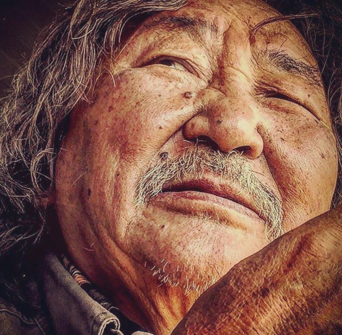 Байдуу мянганы уулсаа дууриан 
Толгойд буурал сууж 
Багадаа хөхсөн эхийн сүү 
Гадагшлахын цагт 
Шүлгээ би чам дээрээ 
Хүн чулуу шиг орхиод 
Сүүдрээ дарж унахдаа 
Элгий чинь цөмлөн шингэнэ
Боржигины бор тал минь

Монголын цуут яруу найрагч тэнгэрт одлоо!