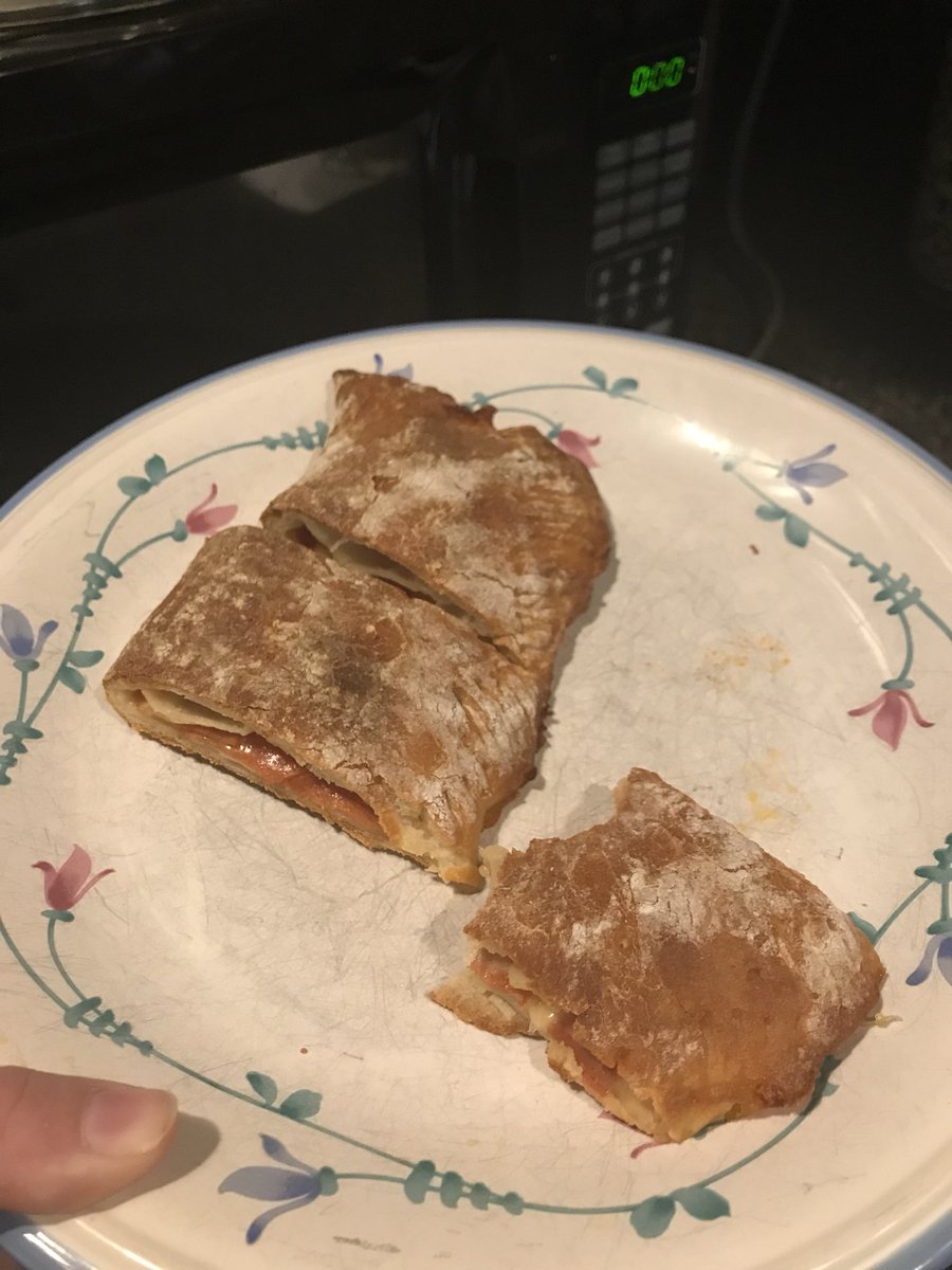 PalmerLauri1's tweet image. Love that I can make my favorite foods healthier on #WW 
Turkey Pepperoni and cheese calzone #7sp