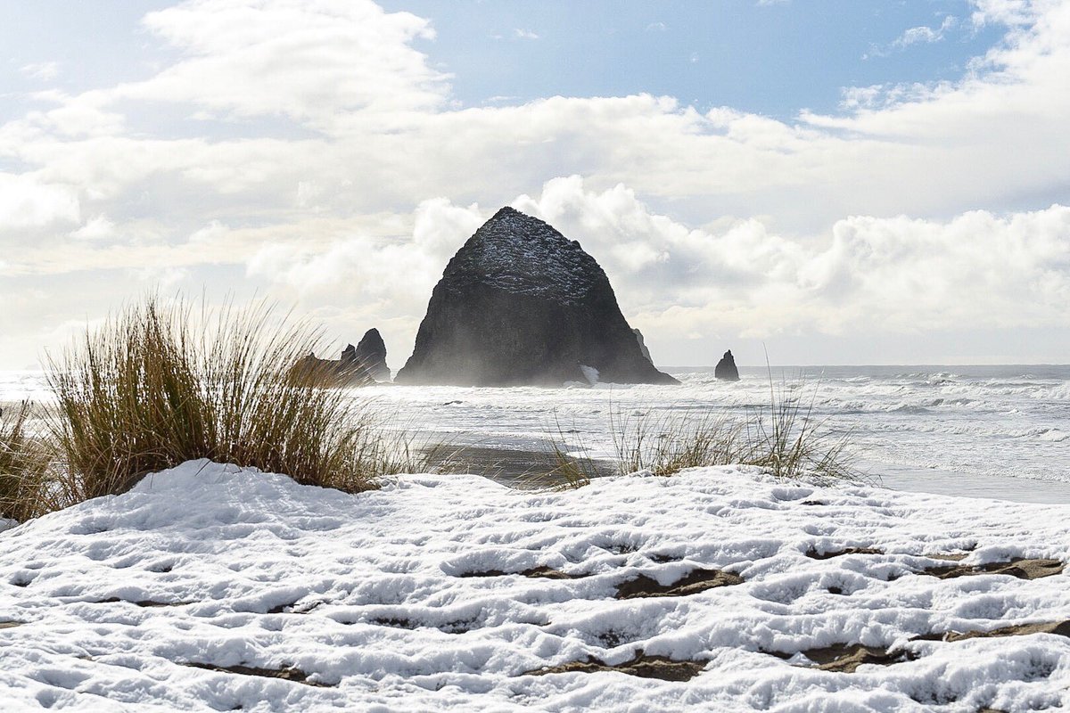 chrisliedle's tweet image. #ICYMI Rare snow on the Oregon Coast #CannonBeach #HaystackRock #LiveOnK2