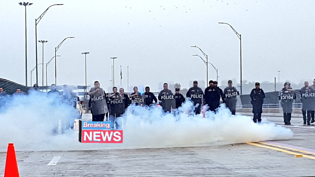 darielamaciasc's tweet photo. Escudos, balas de goma y gas lacrimógeno algunas de las herramientas que utilizarán elementos de aduanas para disuadir cualquier intento de la #CaravanaMigrante de cruzar de forma ilegal a los Estados Unidos. @CBPSouthTexas https://t.co/8JeHO8hm1l