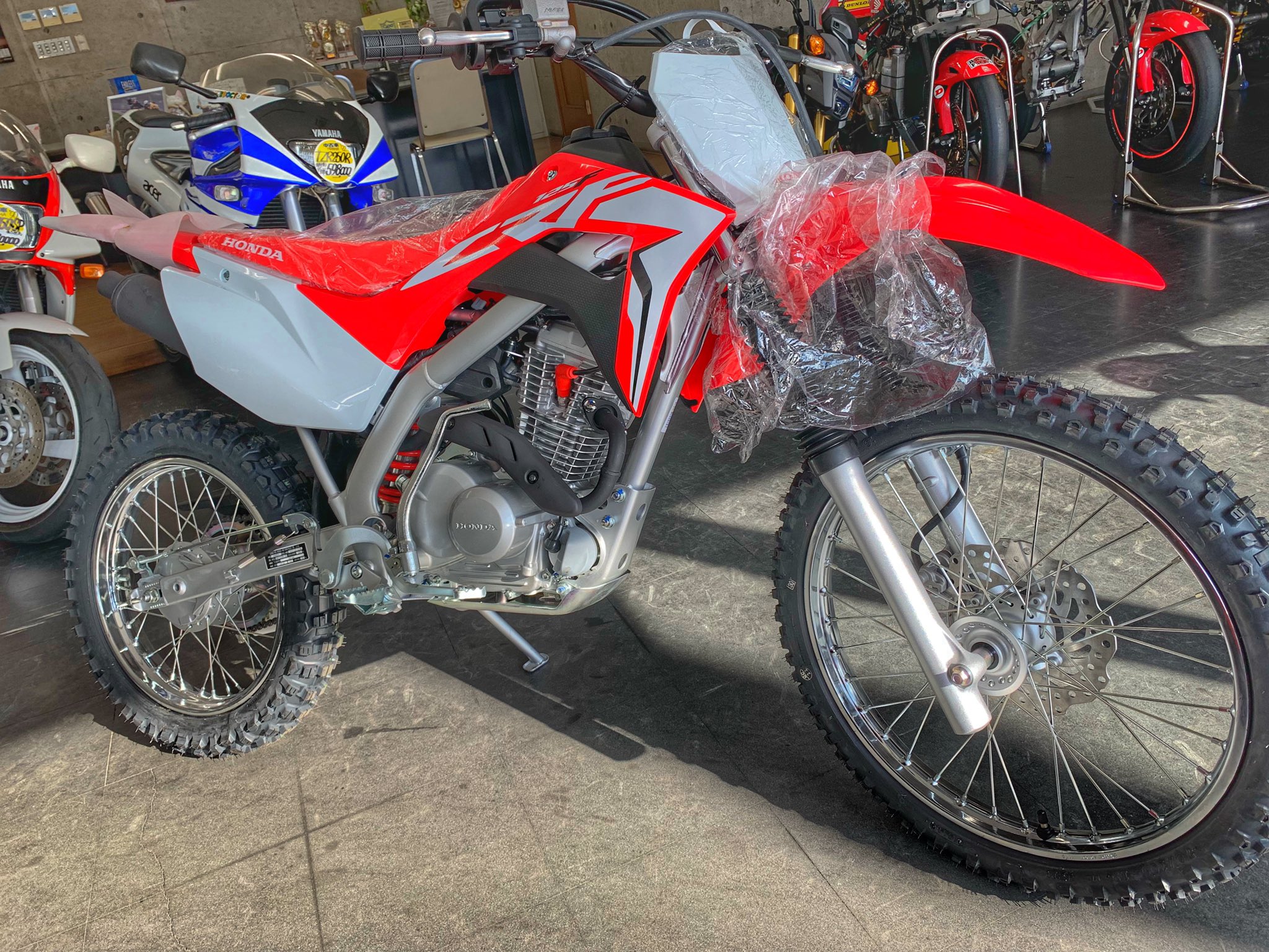 桐石 瑠加 Crf125f 19モデルついに入ってきました かっこいい チャレンジフォックスでは 公道仕様カスタムも可能です Crf125 Pgm Fi 新型 桐石 瑠加 Crf125f 19モデルついに入ってきました かっこいい チャレンジフォックスでは 公道仕様カスタムも可能です Crf125 Pgm Fi 新型