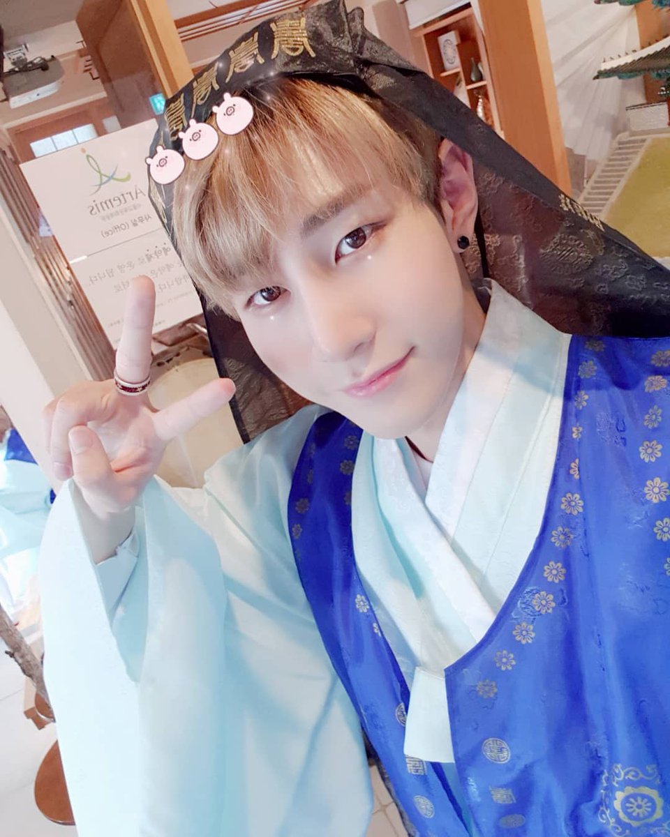 vavpics's tweet photo. - vav official • 190205 -

'[VAV] 황금돼지의 해를 맞아, #VAV 가 직접 #돼지🐷가 되어보았습니다(꿀꿀)
#황금바브의_해 2019년도 함께 해주세요!
In the Year of the Golden Pig, #VAV became a cute pig🐷
Stay Happy with VAV in 2019 too

#VAV #브이에이브이 #2019년 #새해
#VAMPZ #뱀즈 ..' https://t.co/8MRip9dggQ