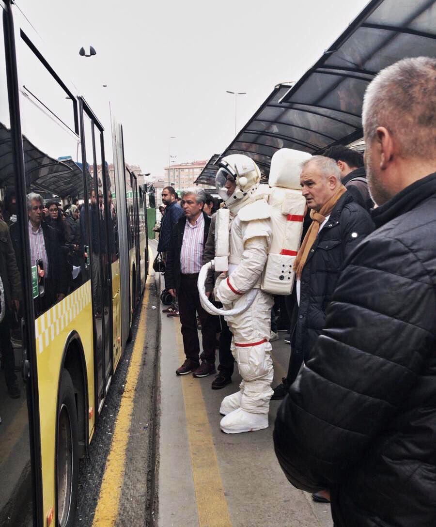 kanfurkan34's tweet photo. Adam astronot kıyafeti giymiş bizim millet sanki toplu taşımaya her gün astronot biniyor gibi umursamıyor, kafasını çevirip bakan yok amk https://t.co/4J9rjyg2PU