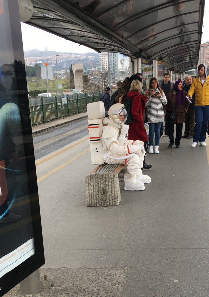 kanfurkan34's tweet photo. Adam astronot kıyafeti giymiş bizim millet sanki toplu taşımaya her gün astronot biniyor gibi umursamıyor, kafasını çevirip bakan yok amk https://t.co/4J9rjyg2PU