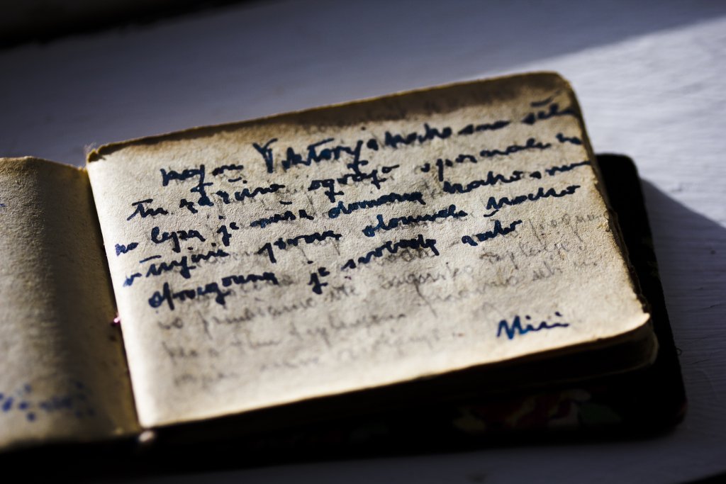 Patricia Prieto-Blanco: “Autograph Book Ravensbrück” thestereoscopiceye.wordpress.com/2019/02/05/pat…