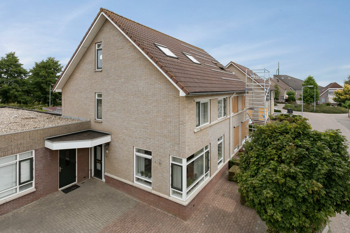 martbolle's tweet photo. TE KOOP: Roggebot 37, Urk. Grote EENGEZINSWONING met 7 slaapkamers, riante woonkeuken en grote achtertuin met veel privacy. https://t.co/tubnVbhdZc https://t.co/yWoCoo6utm