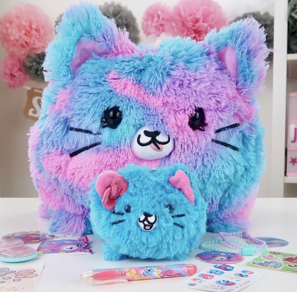 Meet giant #pikmipopflips Kessiie the cat how adorable that’s a hole lot of hug and a squish we love and gives the best cuddles  💕
.
.
#pikmipops #pikmipopssurprise #scentedplush #pikmipopsflips #summerjoystoyjoy@