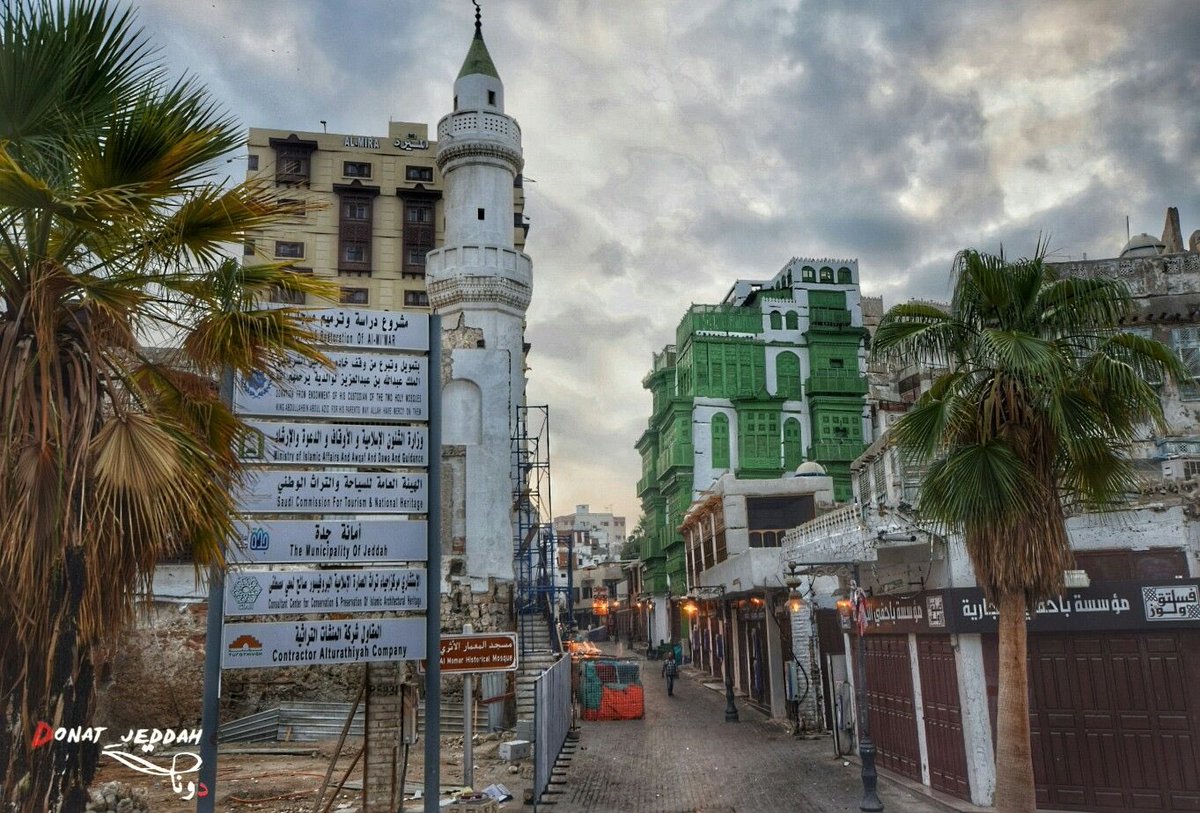 من الأماكن السياحية في مدينة جدّه [سوق العلوي] يستطيع السيّاح زيارته من خلال المرور بشارع الذهب،  يعدّ هذا السوق الأوسع في  السعودية، وتقع محلّاته في مركز المدينة القديمة التي تزدحم في موسم الحج ، كما أنّه يحتوي على المجوهرات العربية ، والفن الإسلامي . #السياحة_السعودية