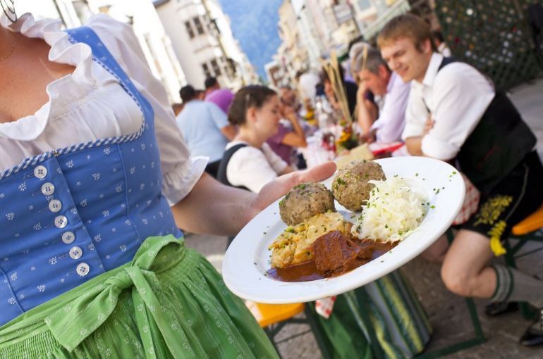 suedtirol_info's tweet photo. 😋Ob Speck-, Spinat- oder Kasknödel, einfach herrlich! 😊Die Bäuerinnen von #RoterHahn geben euch Tipps für #Knödel in allen Variationen! https://t.co/0eZIRNjAVf https://t.co/STf3sUXEaQ