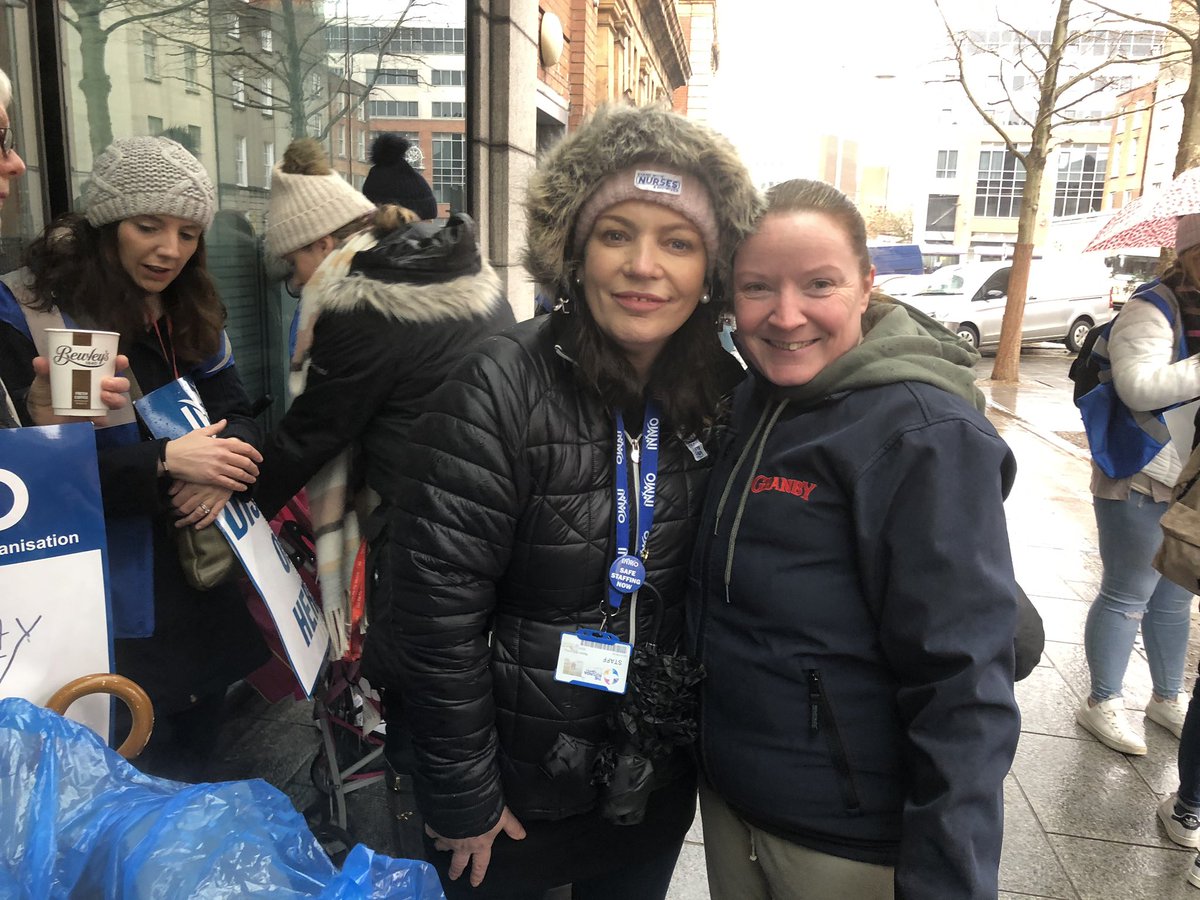 NursepollyRgn's tweet photo. The legends in #granbys brought hot sausages again !! Sabrina their spokeswoman is a star 🌟 #StandWithNursesAndMidwives https://t.co/zTOVV4gV8z
