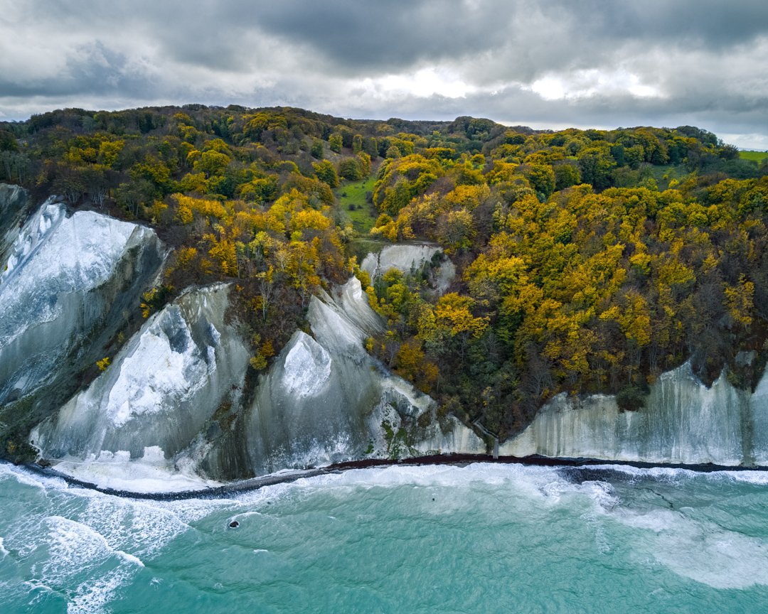 The white cliffs at Moen Denmark 🇩🇰⛰️. 📸 Cred: @mbernholdt - Captured with Typhoon H Plus 

#Moen #Denmark #Yuneec #TyphoonHPlus #DronePhotography
