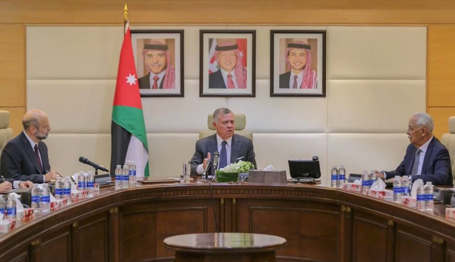 AlghadNews's tweet photo. الملك يطالب الحكومة بشرح التعيينات الأخيرة على الفور وإعادة النظر فيها 

https://t.co/Hn1cN8rxXa

#الغد #الأردن #عمان https://t.co/Zkq4QrMFsG