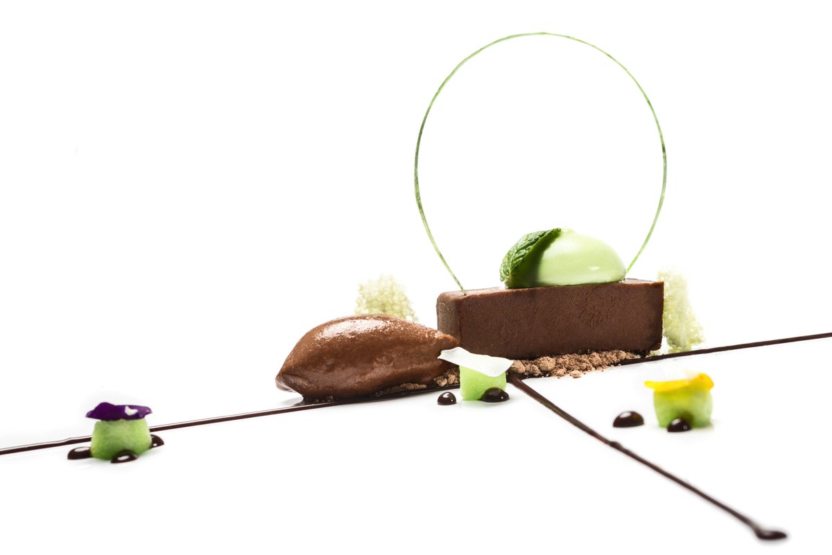 Nuevas propuestas del Chef Jose Carlos Fuentes para la nueva carta de El Club Allard. Cocina con criterio propio marcada por un chef con influencias internacionales y con raíces españolas 
Calle de Ferraz, 2 
28008 Madrid
Telf: 915 59 09 39
elcluballard.com