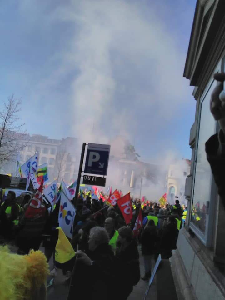 MiAldon's tweet photo. Du monde ! Du beau monde à #ClermontFerrand !

#GiletsJaunes
#CGT #Solidaires #FO #FSU #UNEF #UNEL 
#FranceInsoumise

#GreveGenerale5fevrier #ClermontFerrand 
#manifestation

(Via Eli Morgado sur FB) https://t.co/Zt86co9YSj