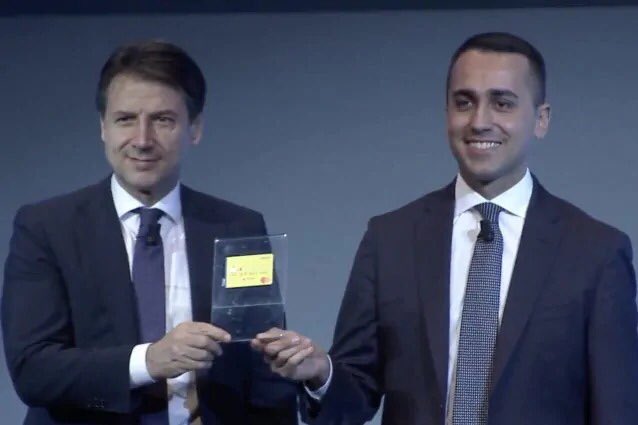 Ieri pomeriggio è stato presentato il portale del #RedditodiCittadinanza. Inoltre, il Ministro #DiMaio e il premier #Conte hanno presentato anche la #card per effettuare acquisti e prelevare piccole somme di denaro. #m5s #Movimento5Stelle #RDC #lavoro #povertà