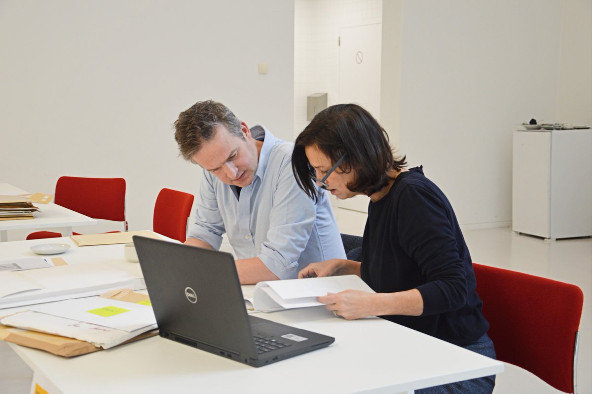 M_useumLeuven's tweet photo. Onze BV-jury ploegt moedig door de dossiers die ingezonden werden voor OPEN M. Hun favoriete werken zijn vanaf 25 mei te zien in een zaal van M! #OPENM

> https://t.co/D91UWwMwLT

@CourtoisImke / @pharadeaguirre / Arnout Hauben / Els Dottermans / @milow https://t.co/pwl3SVoPWE