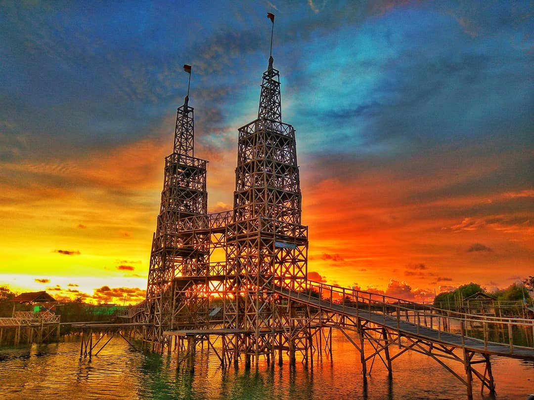 piknikdong's tweet image. Kebersamaan kita, sama seperti dua cangkir teh di saat senja; hangat dan manis

Dan selamat menikmati senja kawan! 🍵
_____
Photo by : fajarsdewi
Loc : Hutan Mangrove, Pantai kadilangu, Jangkaran, Temon, Kulonprogo

#MampirKulonprogo #Piknikdong #SenjadiJogja