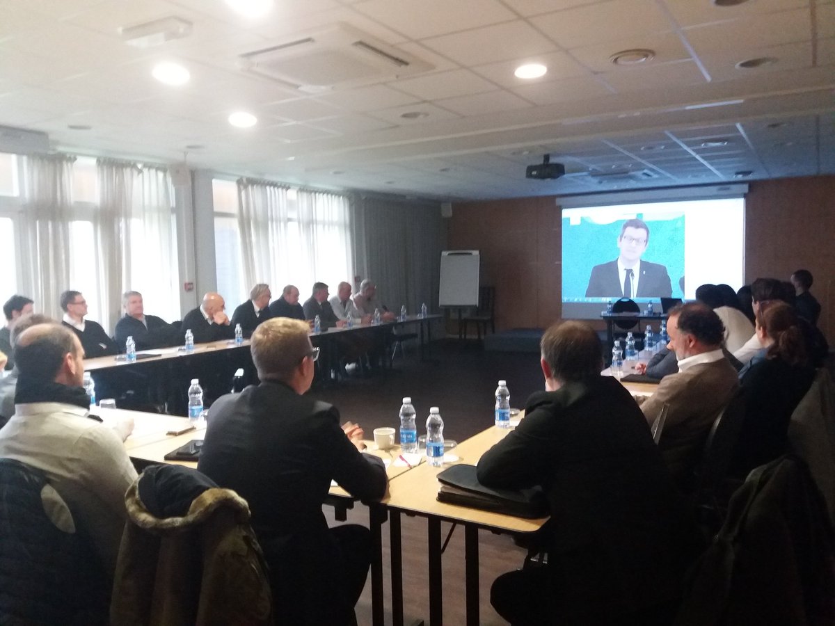 Bessac33's tweet photo. Grand LIVE AEP A ANGLET Partage, Cohésion Salariés et Agents mandataires reunis avec des AMBITIONS FORTE 2019 inspection bassussary. https://t.co/glZ5IoSWiu