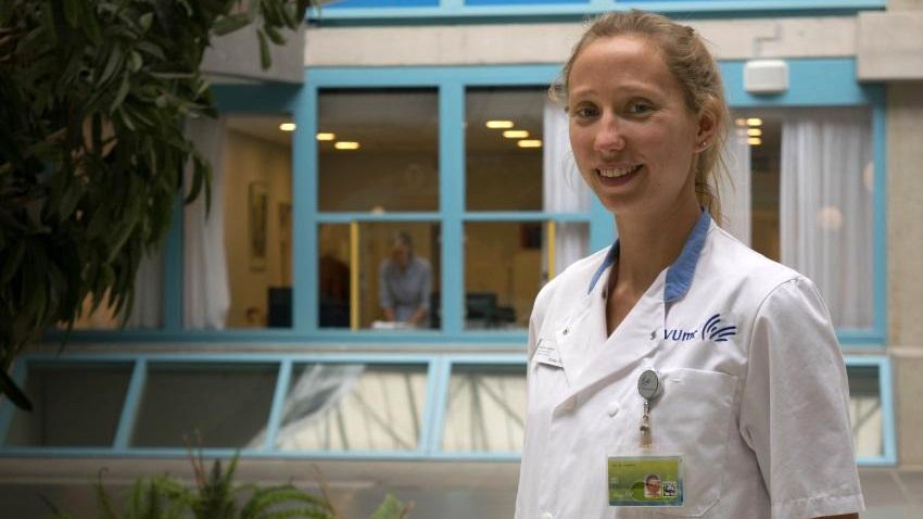alzheimernl's tweet photo. 40% van alle 90-plussers krijgt #dementie. Nienke Legdeur, onderzoeker @VUmcAlzheimer: "De hersenen van alleroudsten met en zonder dementie gaan steeds meer op elkaar lijken. Maar zelfs iemand met alle vormen van schade, kan toch dementievrij blijven." https://t.co/7IrUpCb9J9 https://t.co/mbf6dBkt5l