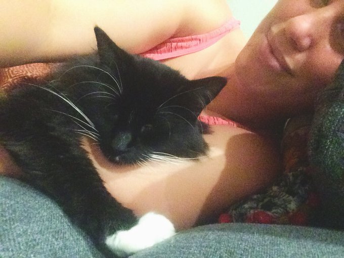 Cuddling my puss 🐱 https://t.co/OKbjZICU05
