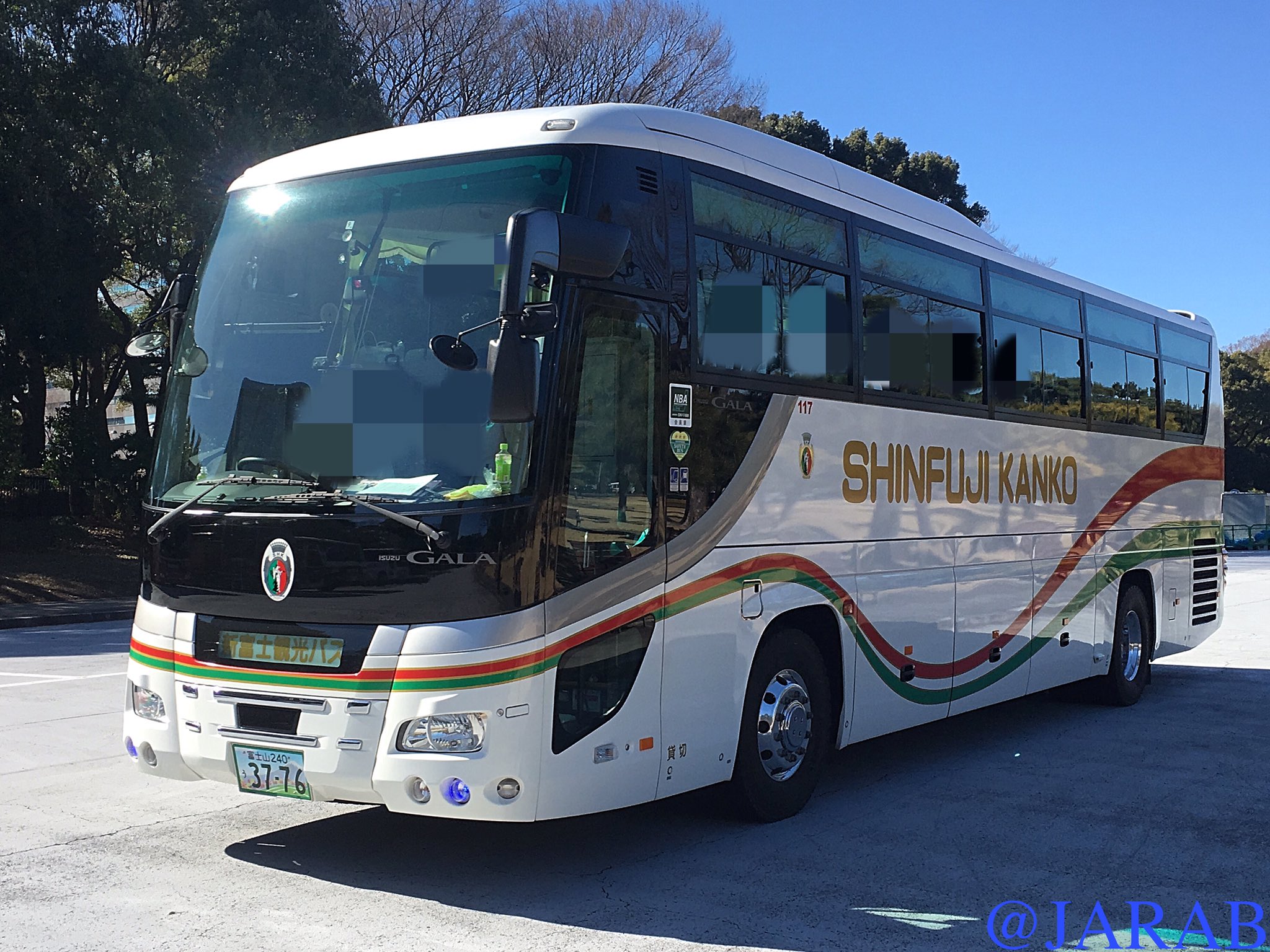 ট ইট র Jarab Bus 新富士観光バス シンフジハイヤー 富士山240う3776 117 昨年10月から導入されたという 図柄入りでカラーの富士山ナンバーを付けた いすゞガーラ カラフルでご当地感があって良いですね