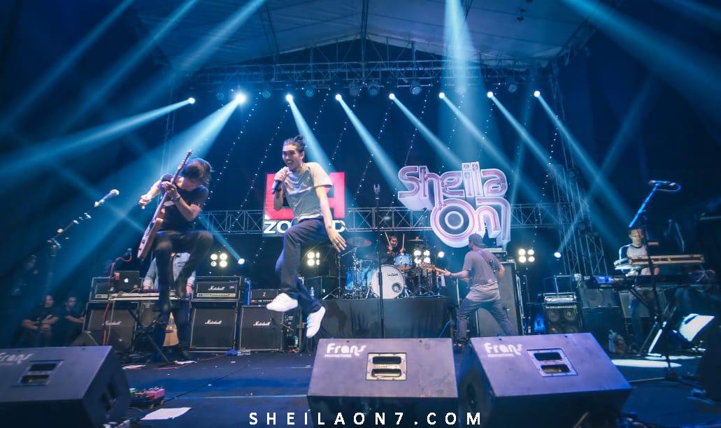sheilaon7's tweet photo. "https://t.co/u4iCIQOkEL Concert" GOR Lembu Peteng Tulungagung. Minggu, 3 Februari 2019.

#sheilaon7 #sheilaon7day #sheilagank #so7tulungagung #so7jatim #SheilaonFebruary #LAzoneid #Concert #BedaItuKita #Tulungagung https://t.co/XN8UHNPFRE