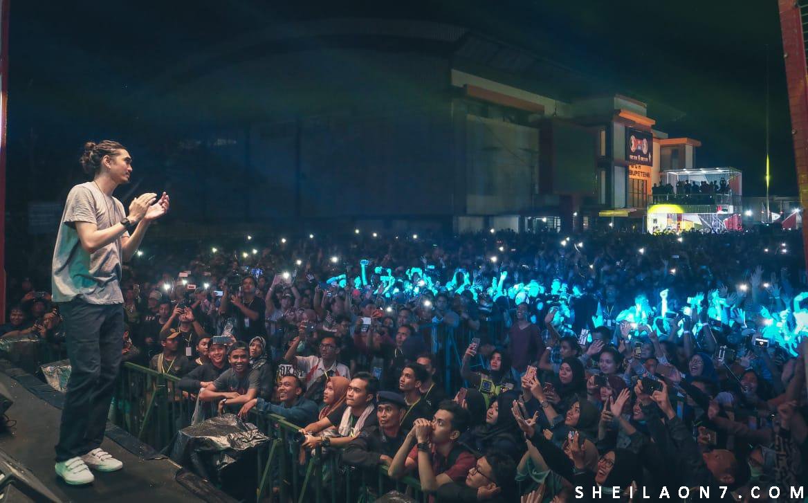 sheilaon7's tweet photo. "https://t.co/u4iCIQOkEL Concert" GOR Lembu Peteng Tulungagung. Minggu, 3 Februari 2019.

#sheilaon7 #sheilaon7day #sheilagank #so7tulungagung #so7jatim #SheilaonFebruary #LAzoneid #Concert #BedaItuKita #Tulungagung https://t.co/XN8UHNPFRE