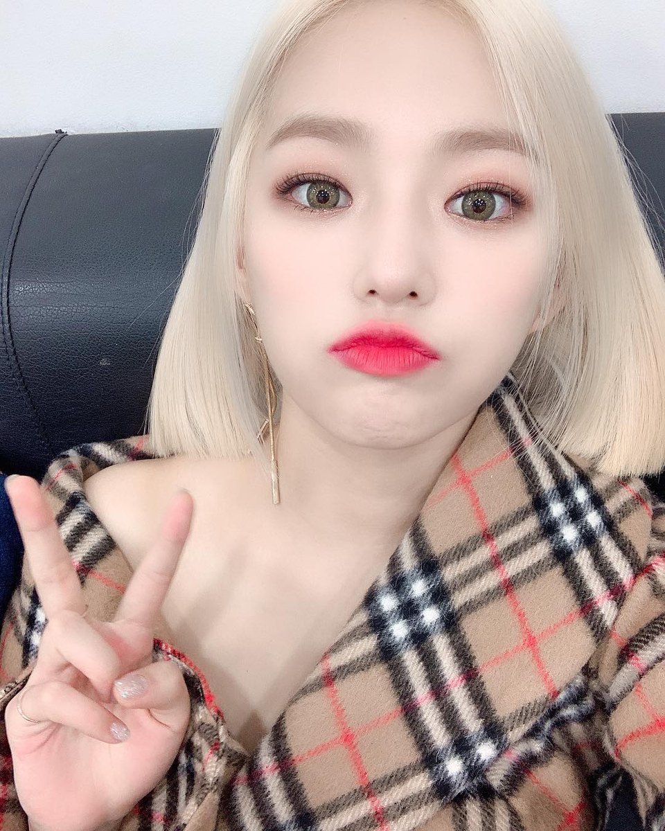 clczonetr's tweet photo. [190205] Instagram - Yeeun
#clc #yeeun #mutluyeniyıllar #bugün #22:00'da #yeeununsweetradyosu #💜 https://t.co/XsqW6wrvLK